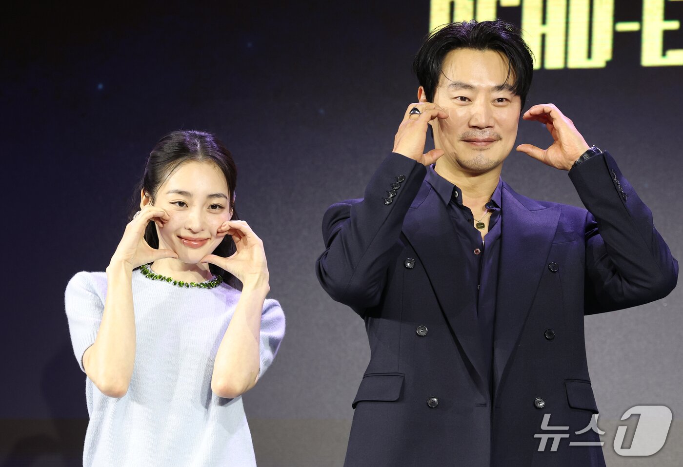 본문 이미지 - 배우 김민하와 이희준(오른쪽)이 28일 서울 영등포구 페어몬트 앰배서더 서울에서 열린 넷플릭스 시리즈 '꿀알바' 제작발표회에 참석해 포즈를 취하고 있다. '꿀알바'는 시급 50배부터 시작하는 ‘꿀알바’만을 소개하는 수상한 인력사무소를 배경으로, 청년 혁준(이재욱 분)이 악몽 같은 노동 현장에 투입되면서 펼쳐지는 생계형 밥벌이 호러 시리즈다. 2026.10.28 ⓒ 뉴스1 권현진 기자