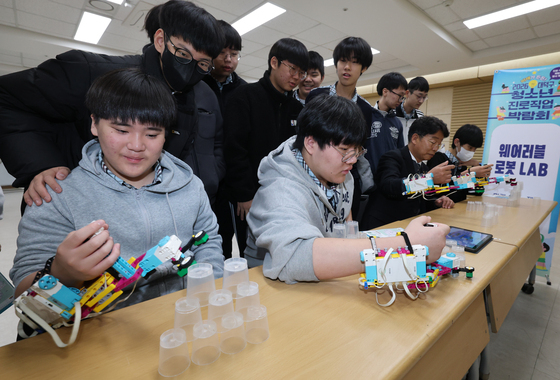 웨어러블 로봇 체험하는 학생들