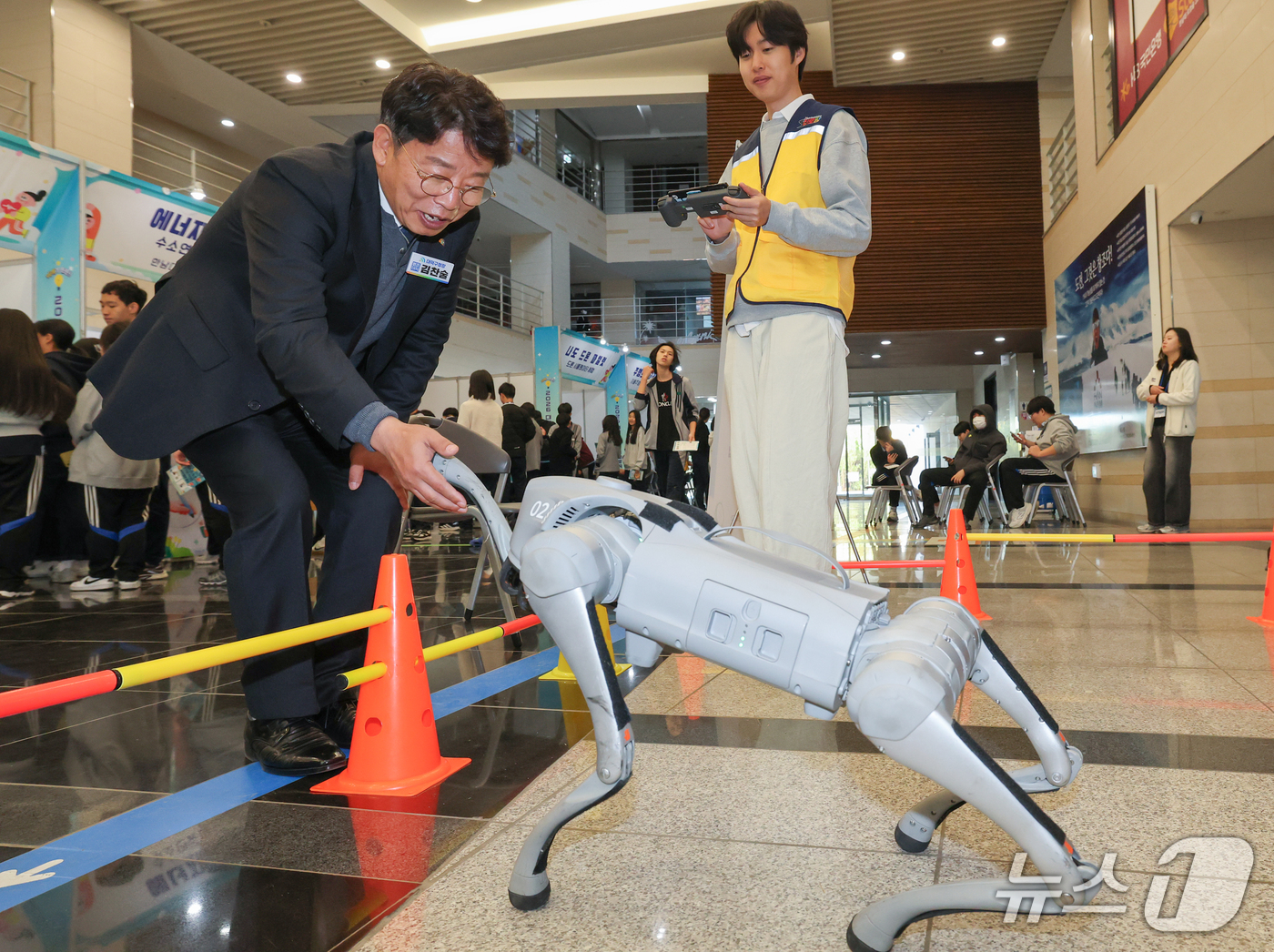(대전=뉴스1) 김기태 기자 = 김찬술 대덕구청장이 28일 대전 대덕구 한남대 56주년 기념관에서 열린 '청소년 진로직업박람회'에 참석해 스마트로봇펫 컨트롤 LAB 체험을 하고 있 …