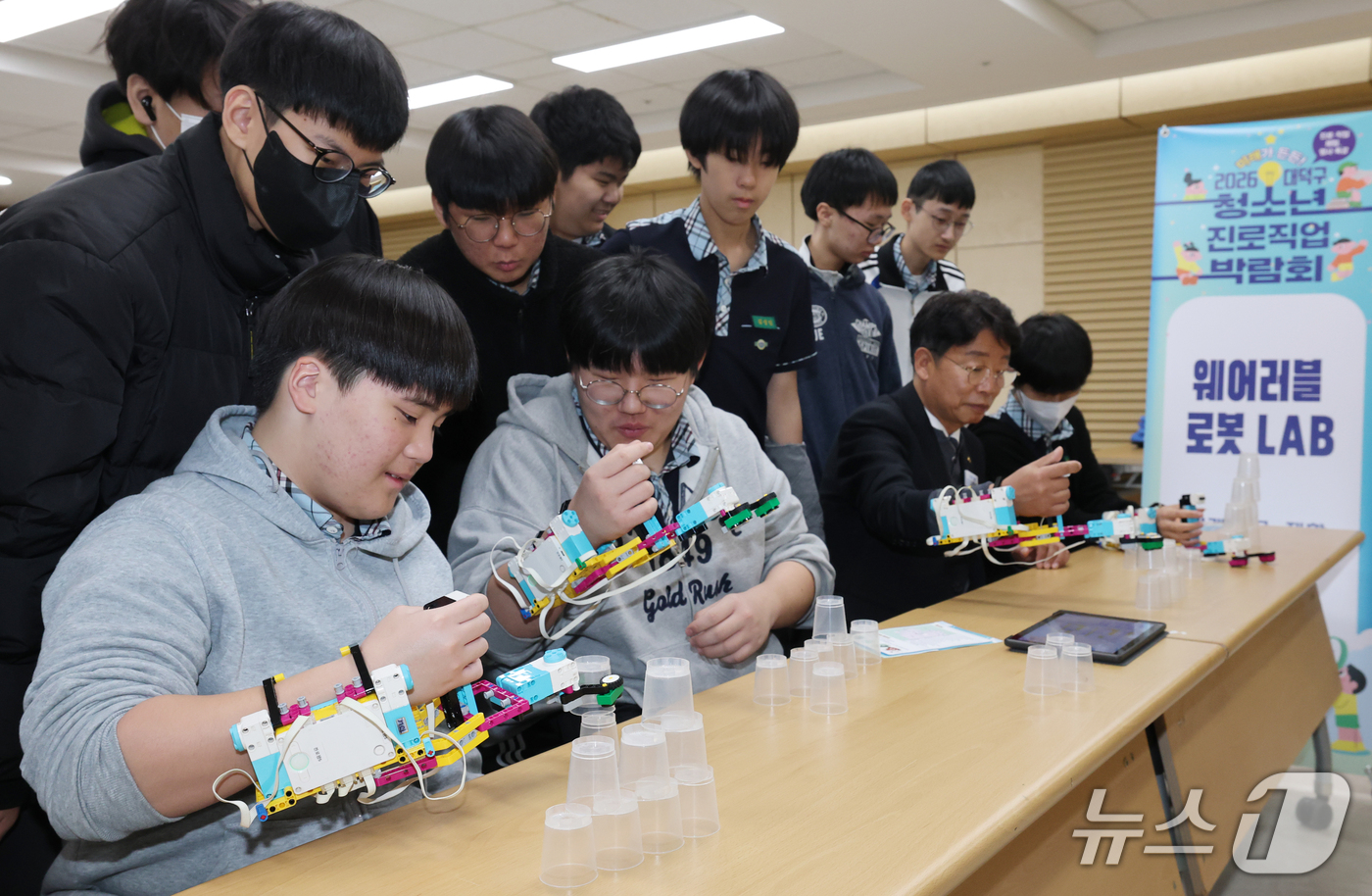 (대전=뉴스1) 김기태 기자 = 28일 대전 대덕구 한남대 56주년 기념관에서 열린 '청소년 진로직업박람회'에 참가한 학생들이 웨어러블 로봇 LAB 체험을 하고 있다. 2026.1 …