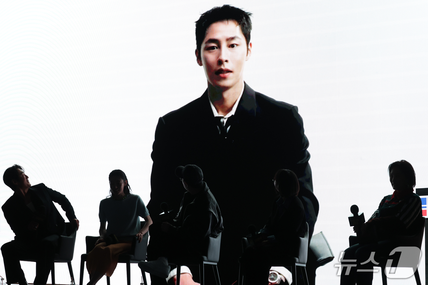 (서울=뉴스1) 권현진 기자 = 군복무 중인 배우 이재욱이 28일 서울 영등포구 페어몬트 앰배서더 서울에서 열린 넷플릭스 시리즈 '꿀알바' 제작발표회에서 영상으로 인사를 전하고 있 …