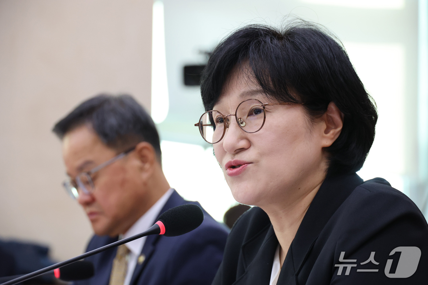 (서울=뉴스1) 신웅수 기자 = 원민경 성평등가족부 장관이 28일 서울 여의도 국회에서 열린 성평등가족위원회의 성평등가족부 등에 대한 국정감사에서 의원 질의에 답변하고 있다. 20 …