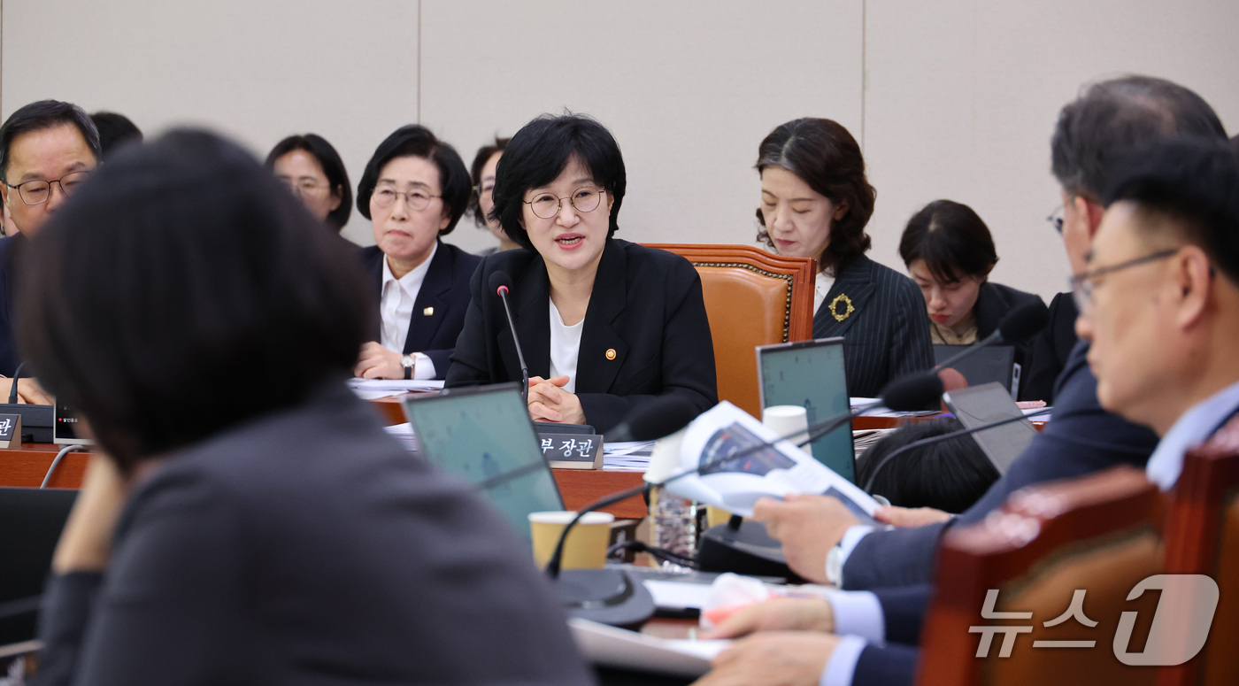(서울=뉴스1) 신웅수 기자 = 원민경 성평등가족부 장관이 28일 서울 여의도 국회에서 열린 성평등가족위원회의 성평등가족부 등에 대한 국정감사에서 의원 질의에 답변하고 있다. 20 …
