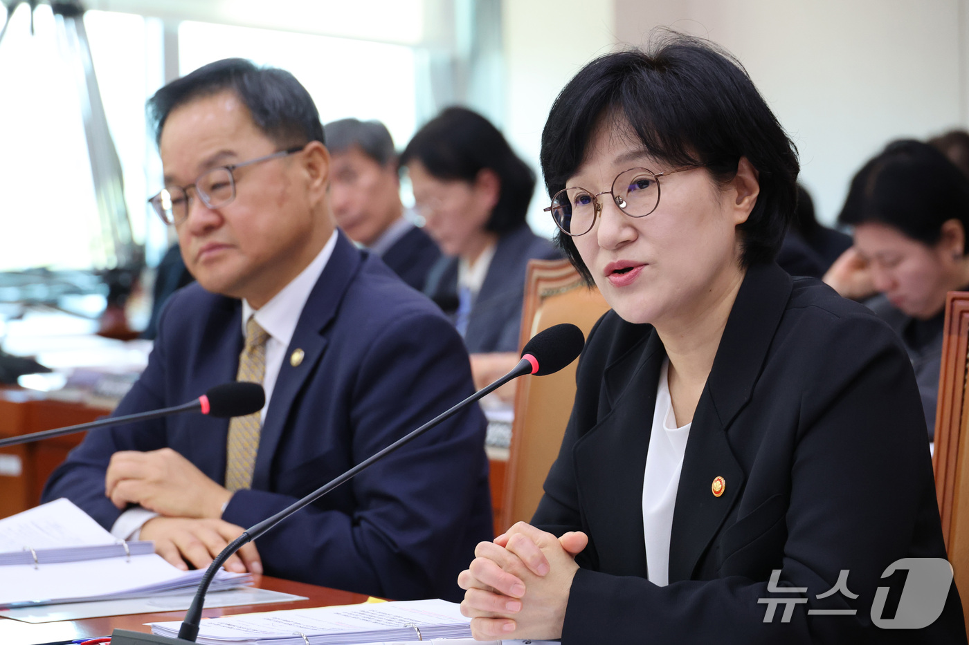 (서울=뉴스1) 신웅수 기자 = 원민경 성평등가족부 장관이 28일 서울 여의도 국회에서 열린 성평등가족위원회의 성평등가족부 등에 대한 국정감사에서 의원 질의에 답변하고 있다. 20 …