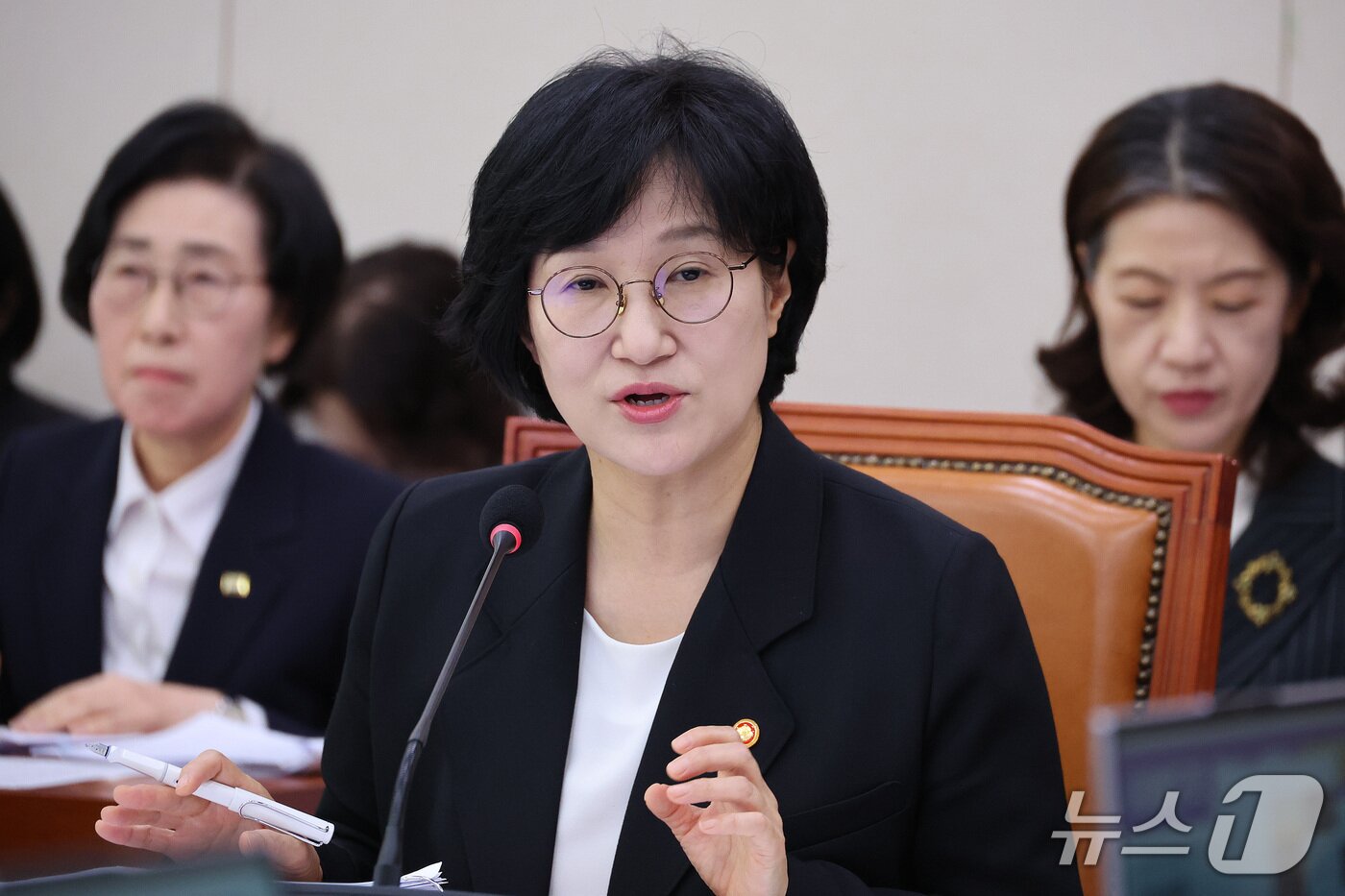 본문 이미지 - 원민경 성평등가족부 장관이 28일 서울 여의도 국회에서 열린 성평등가족위원회의 성평등가족부 등에 대한 국정감사에서 의원 질의에 답변하고 있다. 2026.10.28 ⓒ 뉴스1 신웅수 기자