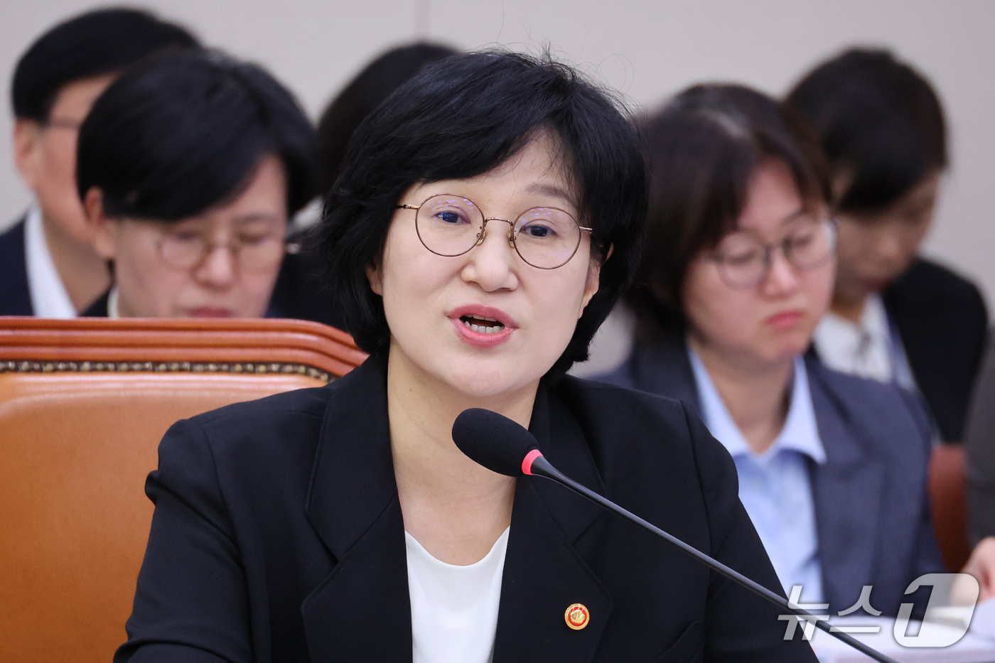 (서울=뉴스1) 신웅수 기자 = 원민경 성평등가족부 장관이 28일 서울 여의도 국회에서 열린 성평등가족위원회의 성평등가족부 등에 대한 국정감사에서 의원 질의에 답변하고 있다. 20 …