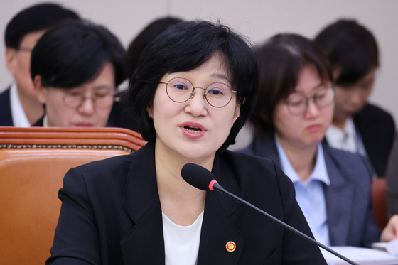 [국감] 성평등가족위 질의 답변하는 원민경 장관