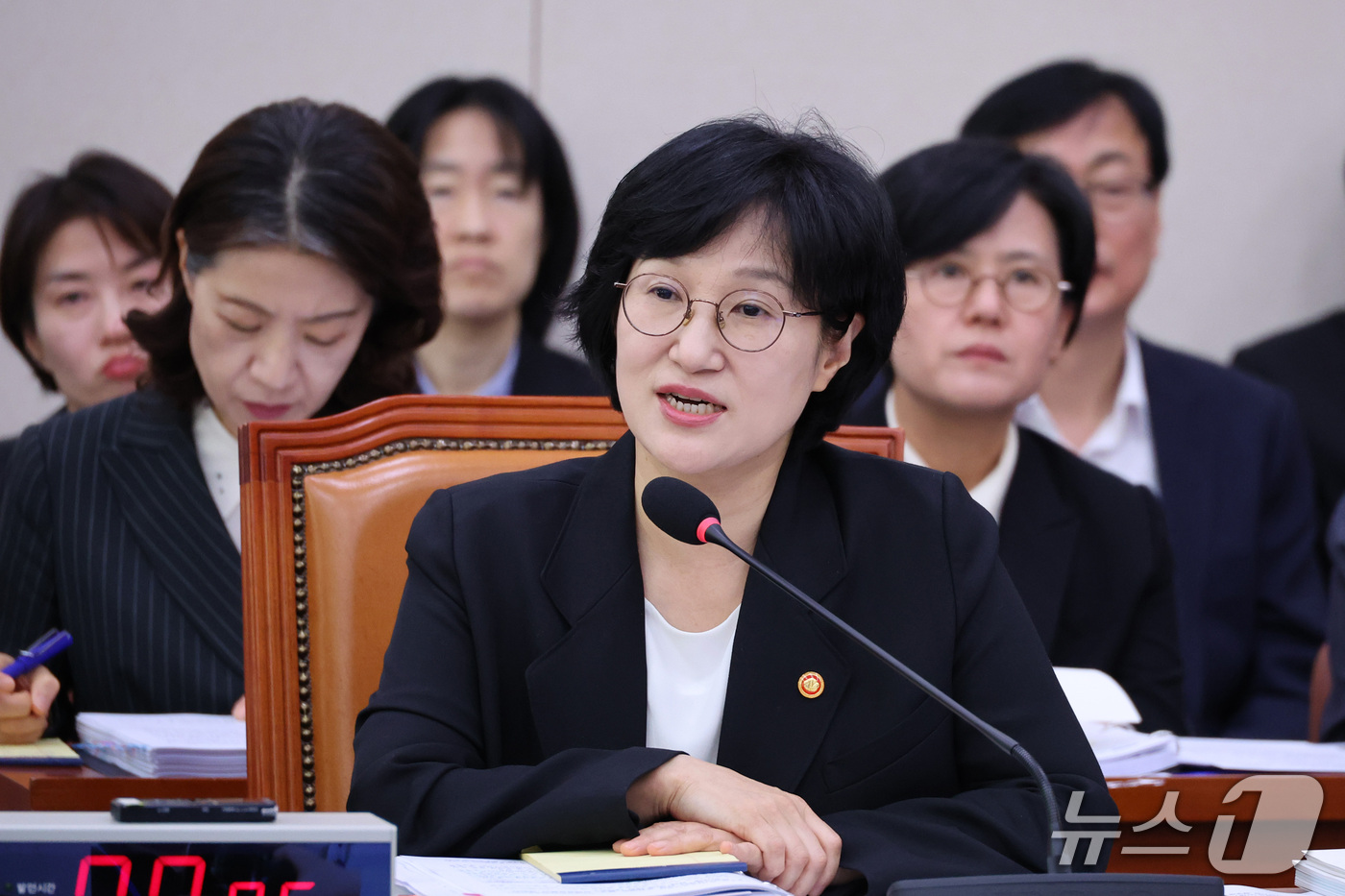 (서울=뉴스1) 신웅수 기자 = 원민경 성평등가족부 장관이 28일 서울 여의도 국회에서 열린 성평등가족위원회의 성평등가족부 등에 대한 국정감사에서 의원 질의에 답변하고 있다. 20 …