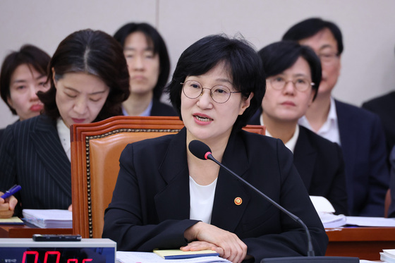 성평등부 장관 "스토킹 등 친밀관계 폭력 전면 법제화 동의"