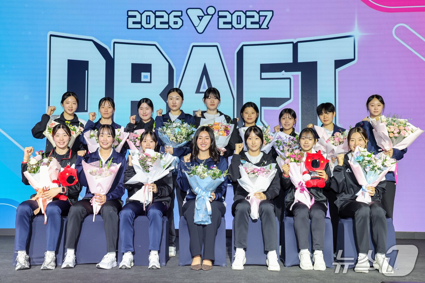 본문 이미지 - 28일 서울 강서구 메이필드호텔에서 열린 2026~2027 한국배구연맹(KOVO) 여자 신인선수 드래프트에서 지명선수, 수련선수들이 기념 촬영을 하고 있다. 2026.10.28 ⓒ 뉴스1 안은나 기자