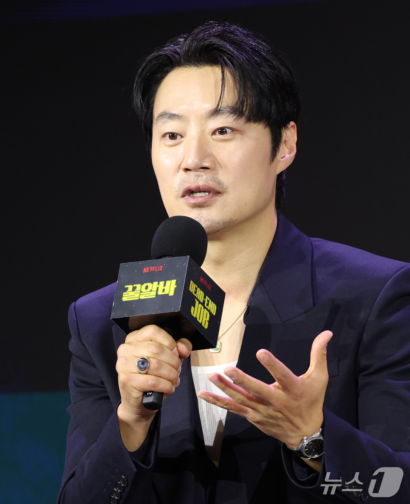 (서울=뉴스1) 권현진 기자 = 배우 이희준이 28일 서울 영등포구 페어몬트 앰배서더 서울에서 열린 넷플릭스 시리즈 '꿀알바' 제작발표회에 참석해 취재진 질문에 답하고 있다.'꿀알 …