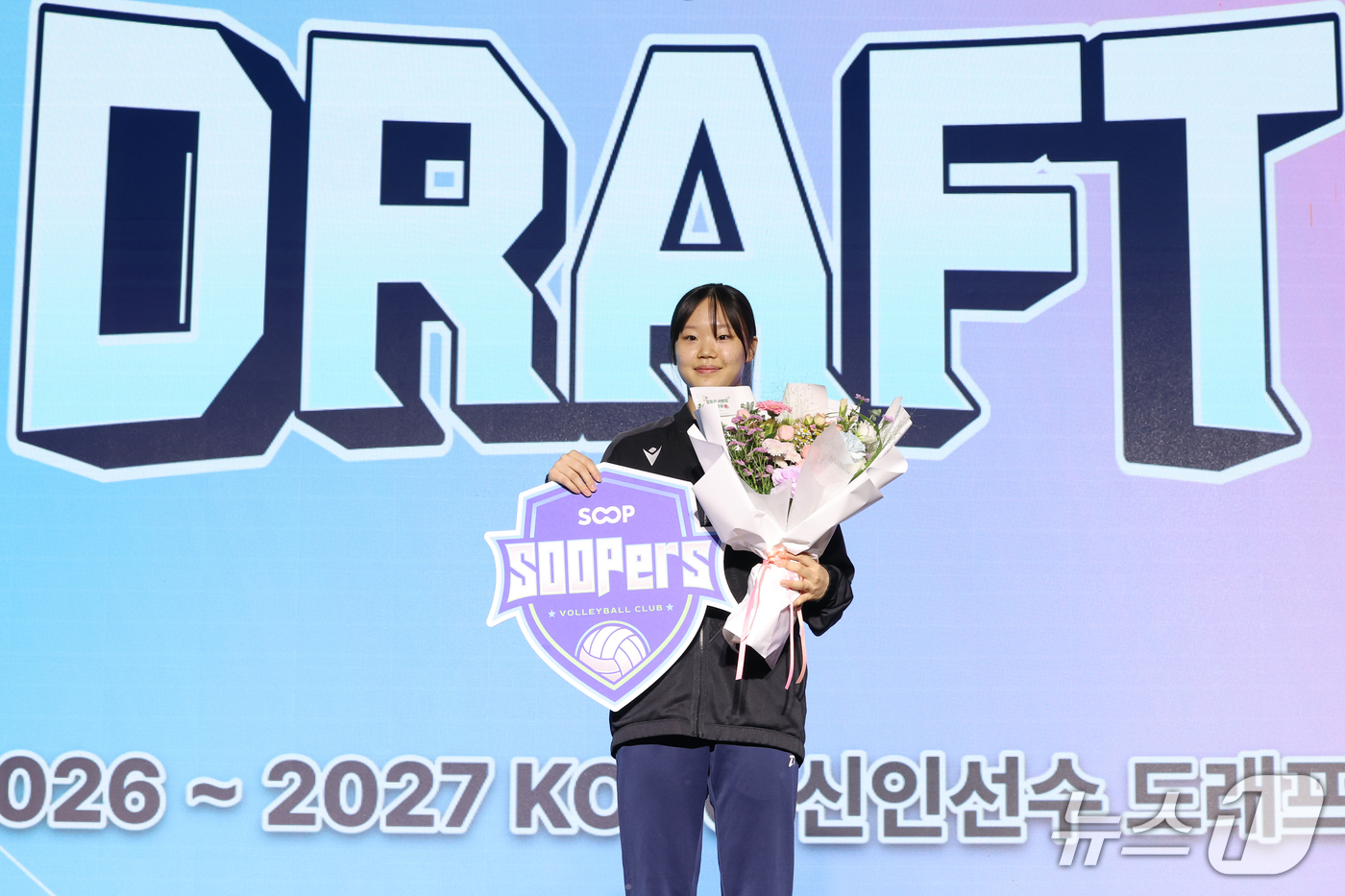 (서울=뉴스1) 안은나 기자 = 중앙여고 김미주가 28일 서울 강서구 메이필드호텔에서 열린 2026~2027 한국배구연맹(KOVO) 여자 신인선수 드래프트에서 1라운드 2순위로 지 …
