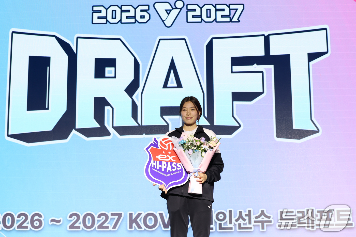 (서울=뉴스1) 안은나 기자 = 근영여고 유다은이 28일 서울 강서구 메이필드호텔에서 열린 2026~2027 한국배구연맹(KOVO) 여자 신인선수 드래프트에서 한국도로공사로부터 1 …