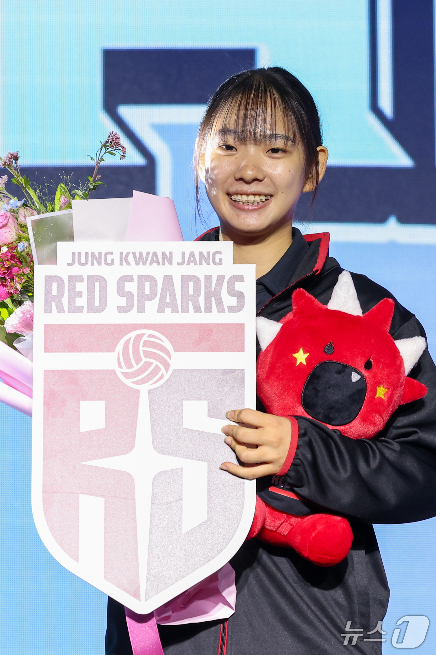 (서울=뉴스1) 안은나 기자 = 청수고 김아중이 28일 서울 강서구 메이필드호텔에서 열린 2026~2027 한국배구연맹(KOVO) 여자 신인선수 드래프트에서 정관장으로부터 1라운드 …