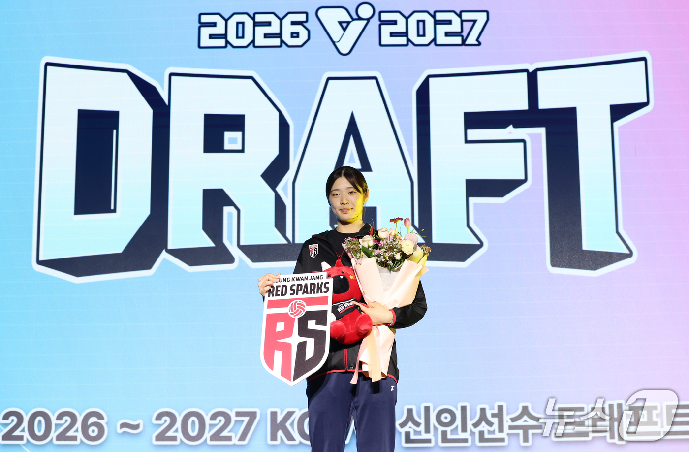 (서울=뉴스1) 안은나 기자 = 중앙여고 오세인이 28일 서울 강서구 메이필드호텔에서 열린 2026~2027 한국배구연맹(KOVO) 여자 신인선수 드래프트에서 정관장으로부터 1라운 …