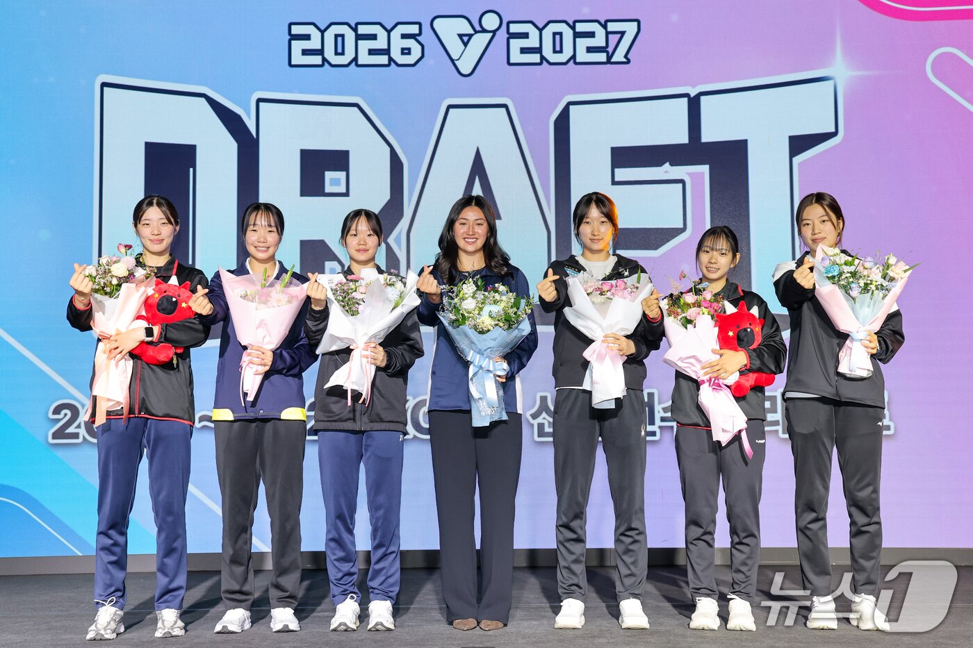 본문 이미지 - 28일 서울 강서구 메이필드호텔에서 열린 2026~2027 한국배구연맹(KOVO) 여자 신인선수 드래프트에서 1라운드 지명 선수들이 기념 촬영을 하고 있다. 왼쪽부터 정관장 오세인, 현대건설 정가영, SOOP 김미주, IBK 기업은행 오드리 박(Audrey Pak), GS칼텍스 박은빈, 정관장 김아중, 한국도로공사 유다은. 2026.10.28 ⓒ 뉴스1 안은나 기자