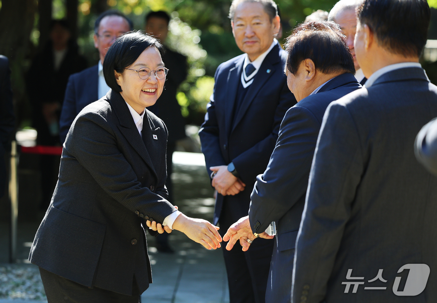 (서울=뉴스1) 오대일 기자 = 한성숙 국무총리가 28일 서울 종로구 국무총리 서울공관에서 열린 전국상인연합회 오찬간담회에서 참석자들과 악수하고 있다.  2026.10.28/뉴스1 …