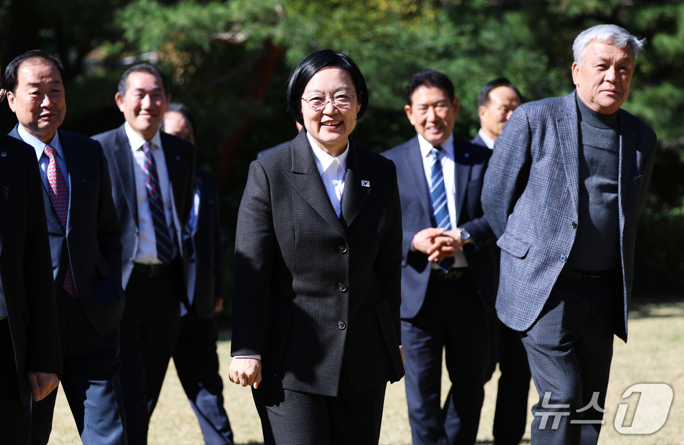 (서울=뉴스1) 오대일 기자 = 한성숙 국무총리가 28일 서울 종로구 국무총리 서울공관에서 열린 전국상인연합회 오찬간담회에서 참석자들과 함께 이동하고 있다. 2026.10.28/뉴 …