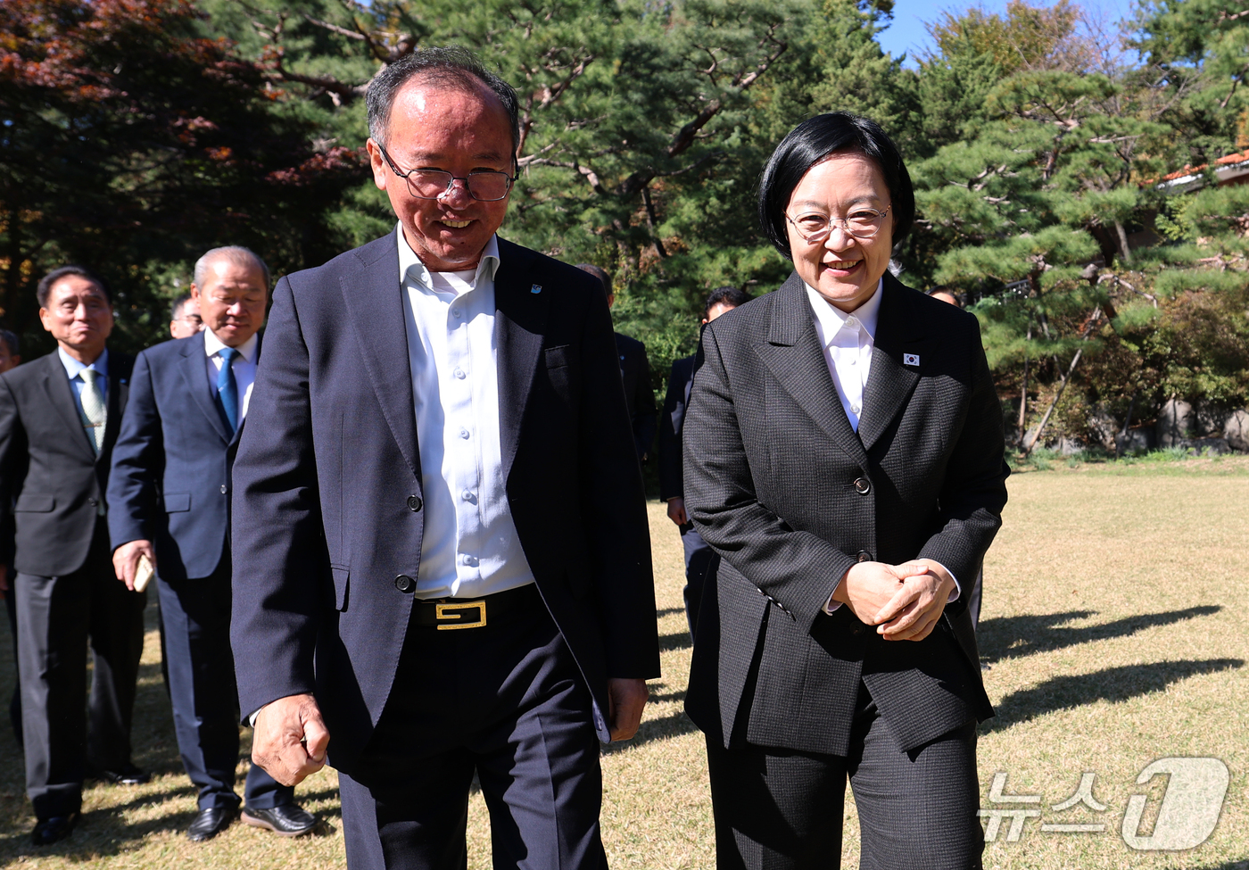 (서울=뉴스1) 오대일 기자 = 한성숙 국무총리가 28일 서울 종로구 국무총리 서울공관에서 열린 전국상인연합회 오찬간담회에서 이충환 전국상인연합회장과 환담을 나누며 이동하고 있다. …