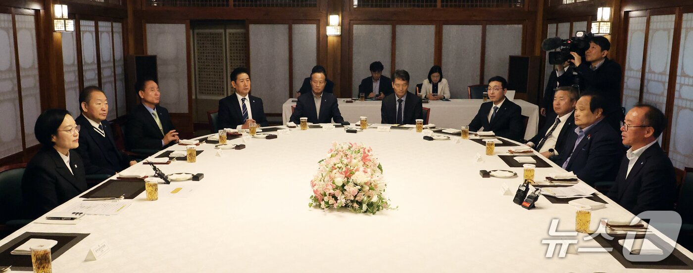 본문 이미지 - 한성숙 국무총리가 28일 서울 종로구 국무총리 서울공관에서 열린 전국상인연합회 오찬간담회에서 모두발언을 하고 있다. (공동취재) 2026.10.28 ⓒ 뉴스1 오대일 기자