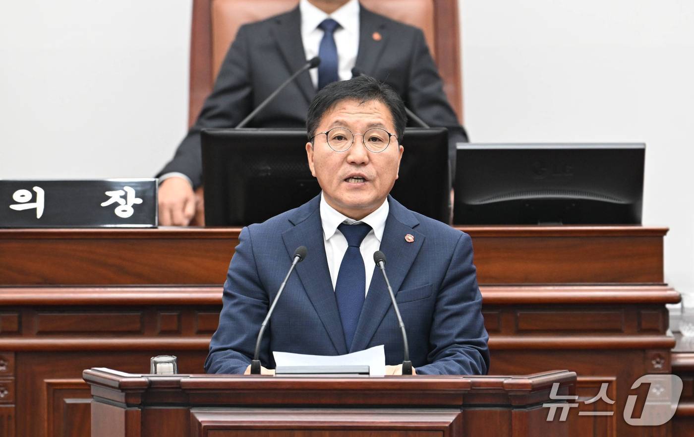 본문 이미지 - 하성용 제주도의회 의회운영위원장이 지난 23일 제주도의회 본회의장에서 제주도교육청 조직 개편 관련 조례안 2건에 대한 표결 직전 반대 토론을 하고 있다.(제주도의회 제공, 재판매 및 DB 금지)