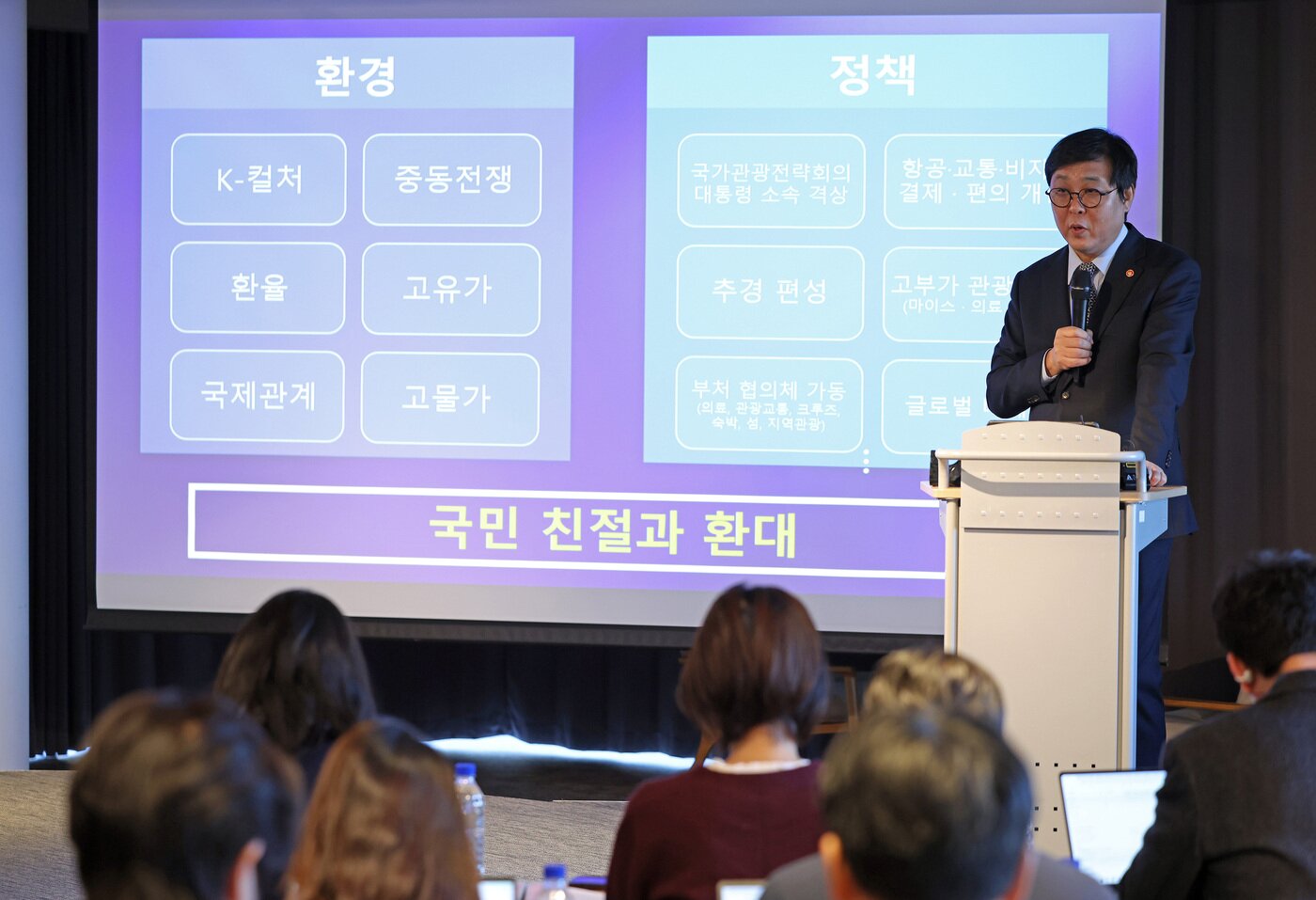 본문 이미지 - 최휘영 문화체육관광부 장관이 28일 서울 종로구 아트코리아랩에서 관광 분야 기자간담회를 열고 2026년 관광 분야 성과와 향후 정책 방향을 발표하고 있다.(문화체육관광부 제공)