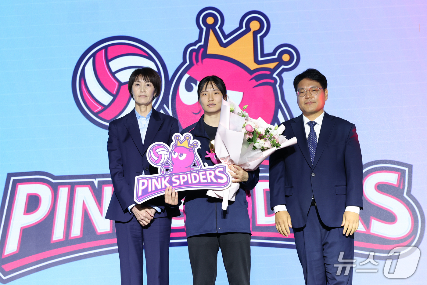 (서울=뉴스1) 안은나 기자 = 요시하라 토모코 흥국생명 감독이 28일 서울 강서구 메이필드호텔에서 열린 2026~2027 한국배구연맹(KOVO) 여자 신인선수 드래프트에서 2라운 …