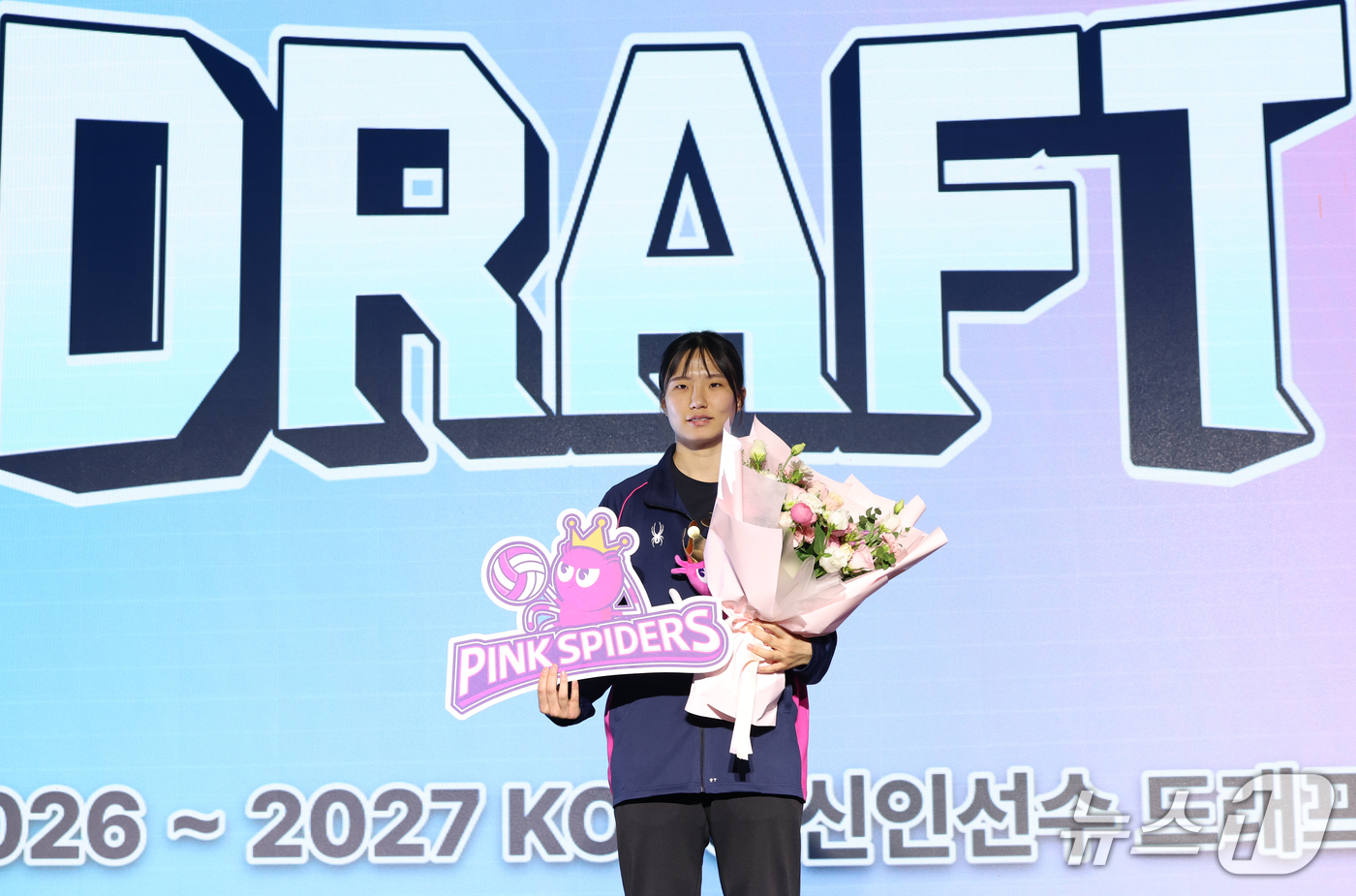 (서울=뉴스1) 안은나 기자 = 한봄고 강민주가 28일 서울 강서구 메이필드호텔에서 열린 2026~2027 한국배구연맹(KOVO) 여자 신인선수 드래프트에서 흥국생명으로부터 2라운 …