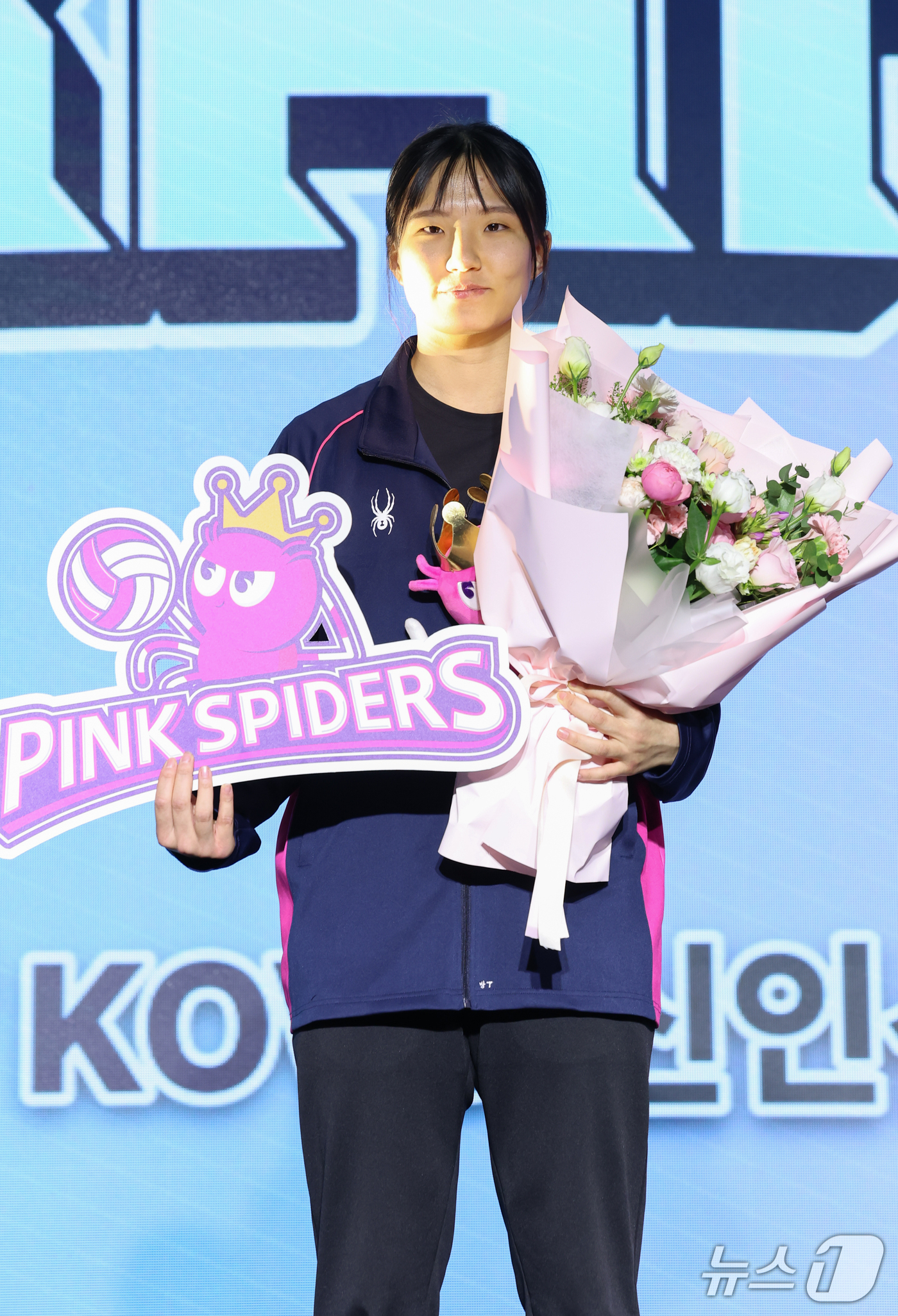 (서울=뉴스1) 안은나 기자 = 한봄고 강민주가 28일 서울 강서구 메이필드호텔에서 열린 2026~2027 한국배구연맹(KOVO) 여자 신인선수 드래프트에서 흥국생명으로부터 2라운 …