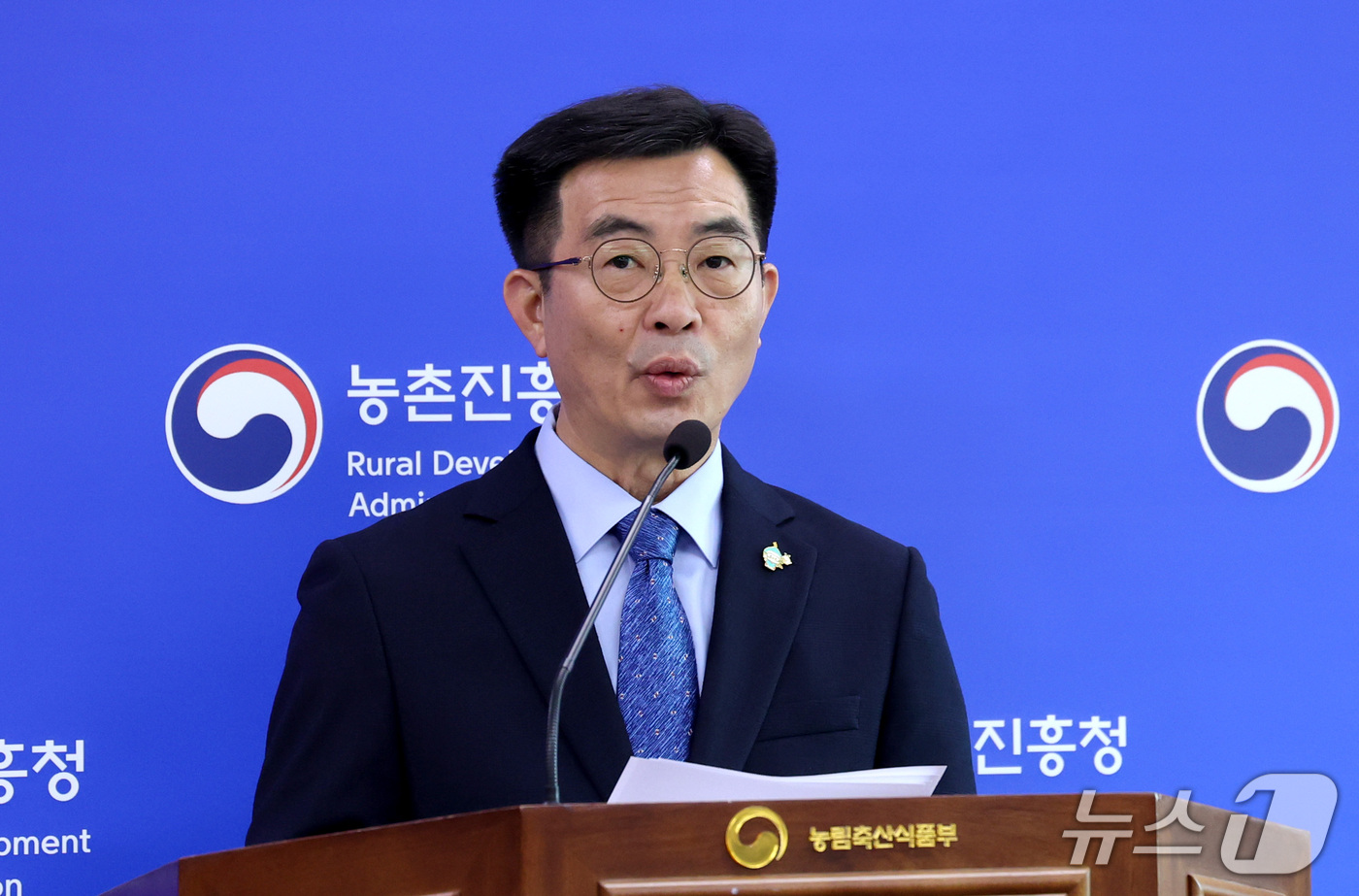 (세종=뉴스1) 김기남 기자 = 성제훈 농촌진흥청 국립농업과학원장이 28일 세종시 정부세종청사 농림축산식품부에서 수출농산 농약 안전사용 지침 개발 및 IT 구축 내용을 발표하고 있 …