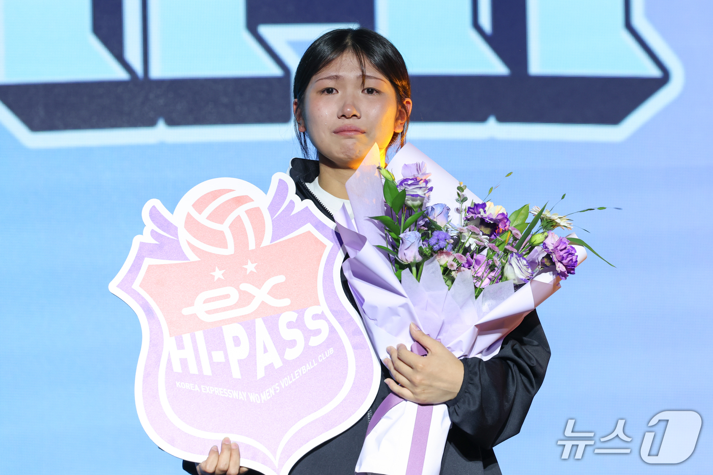 (서울=뉴스1) 안은나 기자 = 선명여고 나민지가 28일 서울 강서구 메이필드호텔에서 열린 2026~2027 한국배구연맹(KOVO) 여자 신인선수 드래프트에서 한국도로공사로부터 3 …