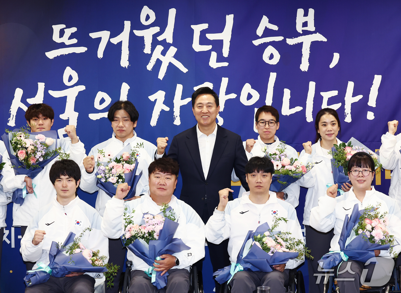 (서울=뉴스1) 김민지 기자 = 오세훈 서울시장이 28일 서울 중구 서울시청에서 열린 2026 아이치·나고야 아시안패러게임 선수단 오찬에서 국가대표 선수들과 기념촬영을 하고 있다. …