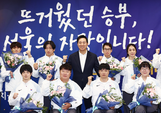 아시안패러게임 선수단과 기념촬영 하는 오세훈 서울시장