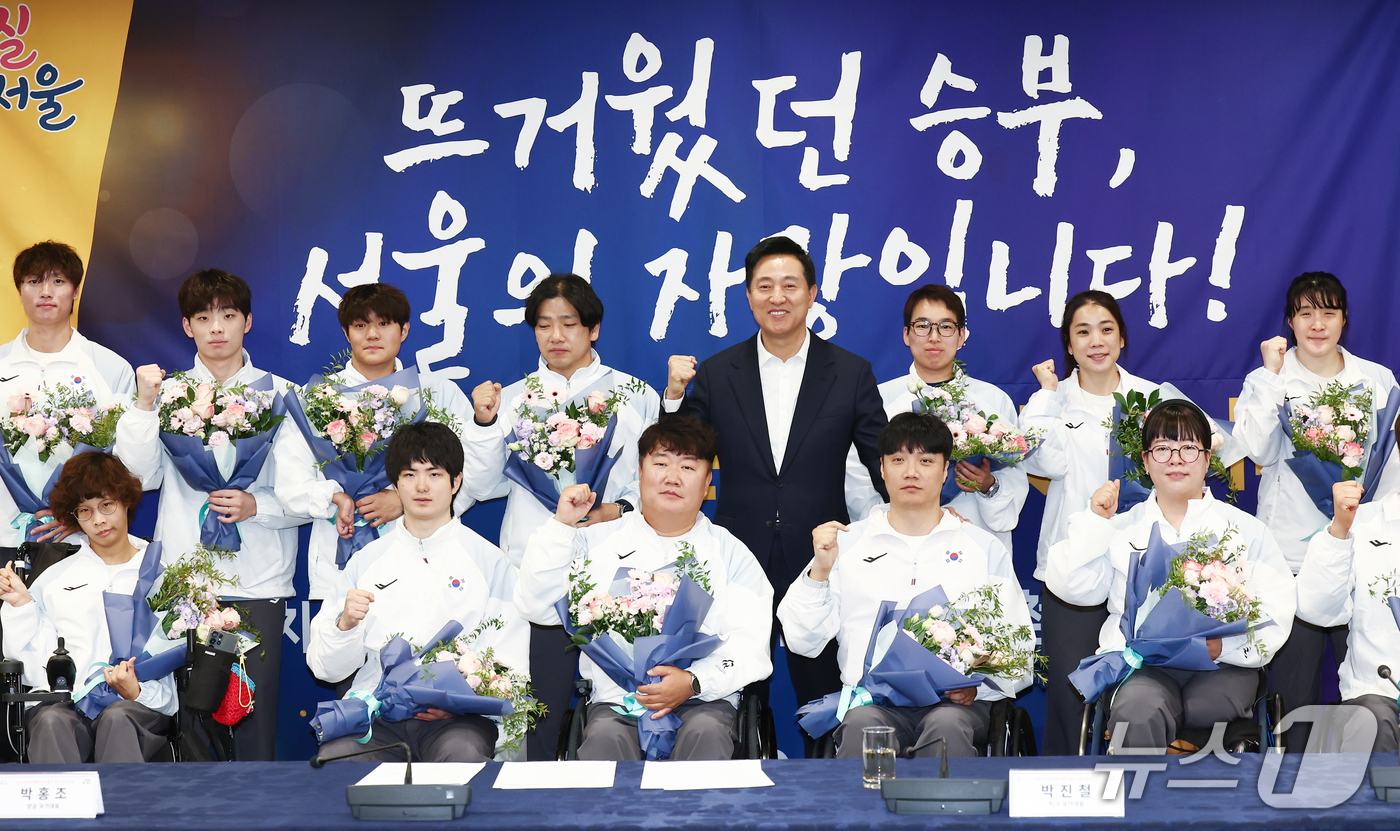 (서울=뉴스1) 김민지 기자 = 오세훈 서울시장이 28일 서울 중구 서울시청에서 열린 2026 아이치·나고야 아시안패러게임 선수단 오찬에서 국가대표 선수들과 기념촬영을 하고 있다. …