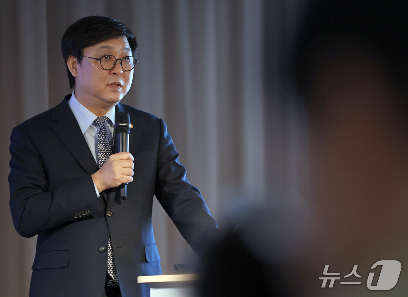 (서울=뉴스1) = 최휘영 문화체육관광부 장관이 28일 서울 종로구 아트코리아랩에서 관광 분야 기자간담회를 열고 2026년 관광 분야 성과와 향후 정책 방향을 발표하고 있다. (문 …