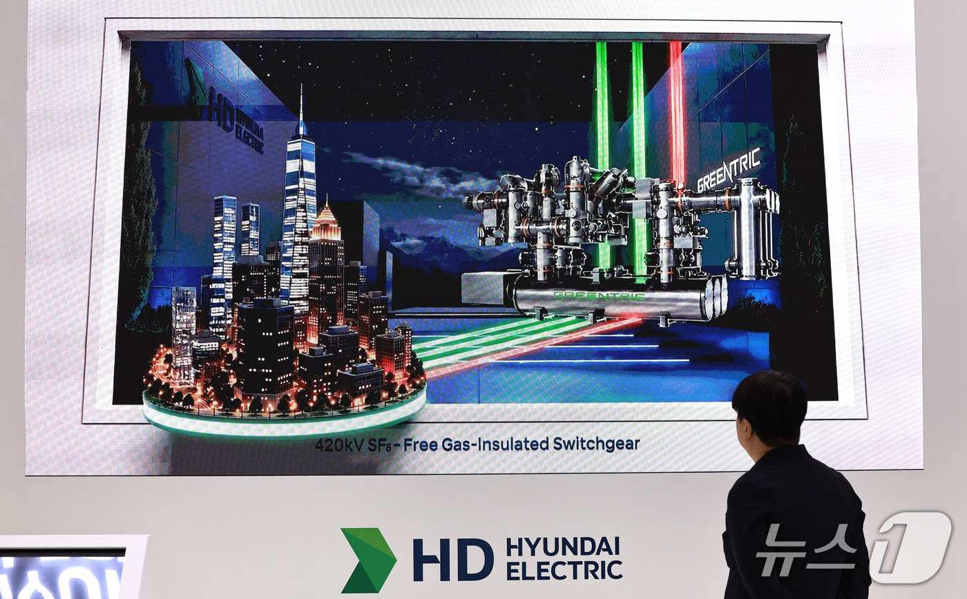 (서울=뉴스1) 구윤성 기자 = 28일 서울 강남구 코엑스에서 열린 '스마트에너지플러스2026'에서 관람객이 3D 미디어파사드를 살펴보고 있다. 2026.10.28/뉴스1