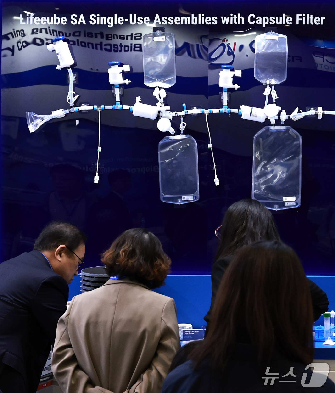 (서울=뉴스1) 구윤성 기자 = 28일 서울 강남구 코엑스에서 열린 바이오플러스-인터펙스 코리아 2026'에서 관람객들이 바이오산업 관련 제품을 살펴보고 있다. 2026.10.28 …