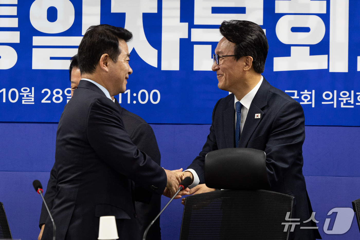 (서울=뉴스1) 유승관 기자 = 김민석 더불어민주당 대표가 28일 서울 여의도 국회 의원회관에서 열린 외교안보통일자문회의 출범식에서 박정 외교안보통일자문회의 의장과 인사하고 있다. …