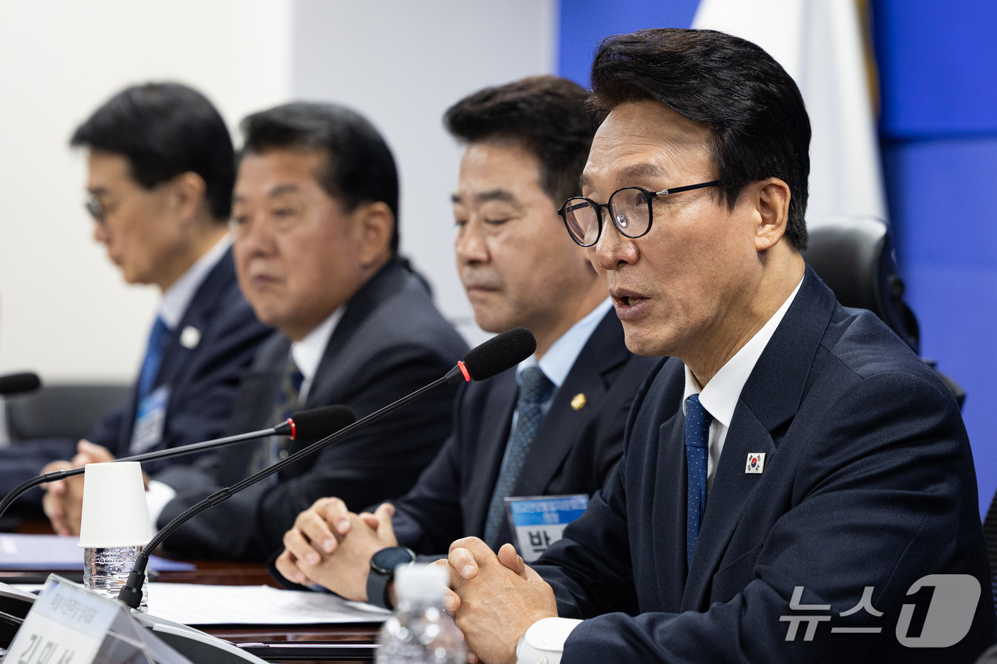 (서울=뉴스1) 유승관 기자 = 김민석 더불어민주당 대표가 28일 서울 여의도 국회 의원회관에서 열린 외교안보통일자문회의 출범식에서 인사말을 하고 있다. 2026.10.28/뉴스1 …