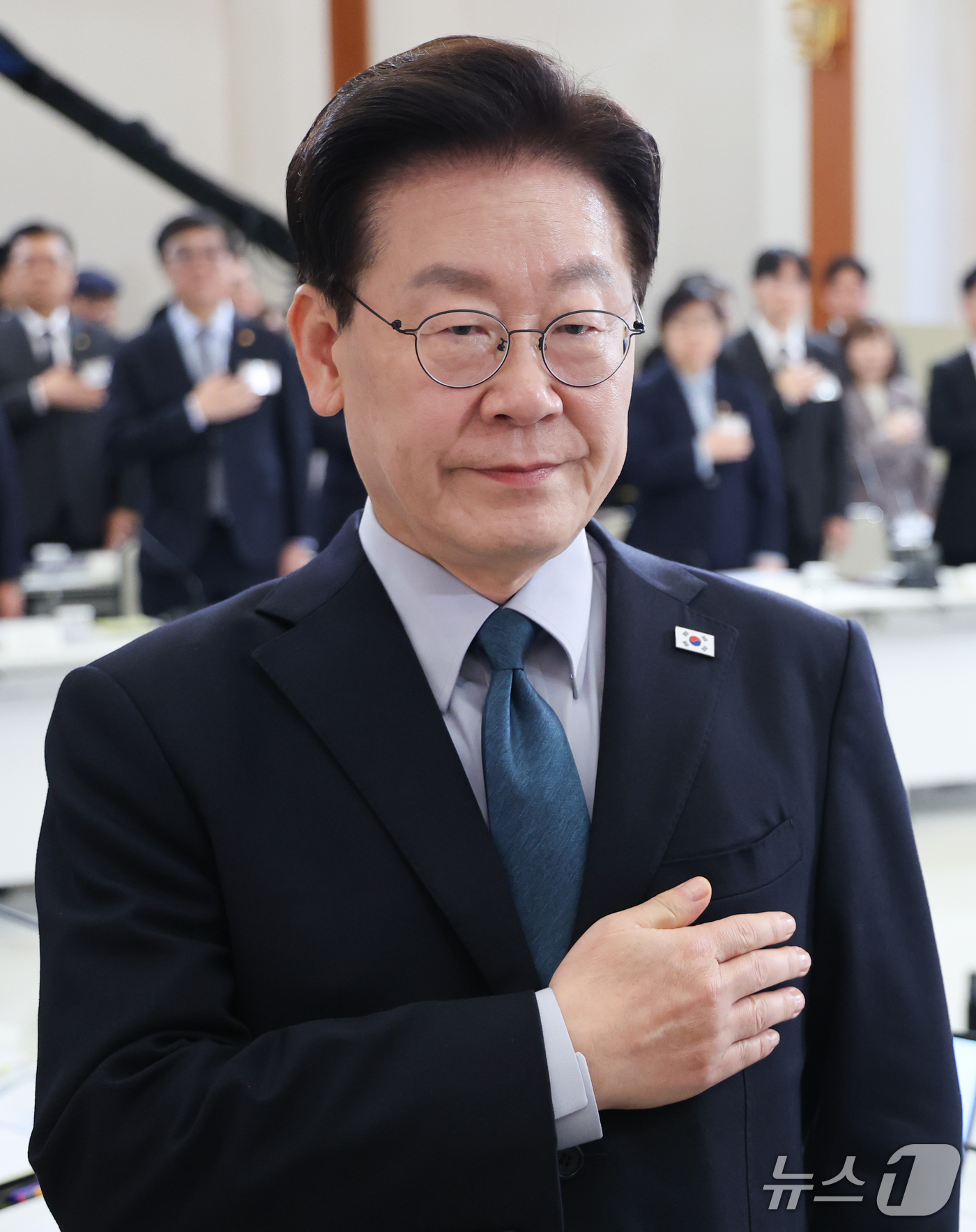 (서울=뉴스1) 이재명 기자 = 이재명 대통령이 28일 청와대에서 열린 국민생명안전위원회 제2차 전체회의에서 국민의례를 하고 있다. 2026.10.28/뉴스1