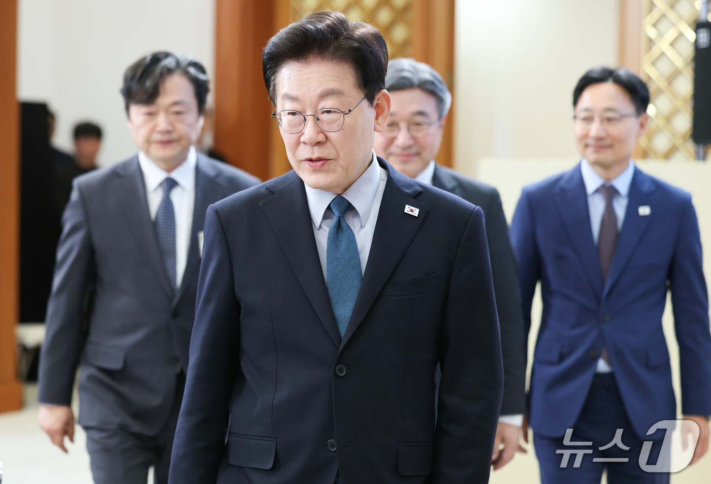 (서울=뉴스1) 이재명 기자 = 이재명 대통령이 28일 청와대에서 열린 국민생명안전위원회 제2차 전체회의에 입장하고 있다. 2026.10.28/뉴스1
