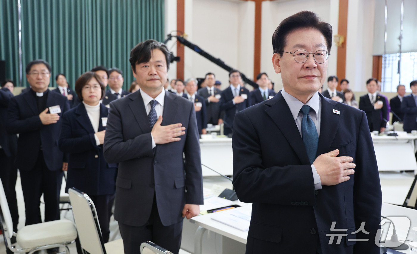 (서울=뉴스1) 이재명 기자 = 이재명 대통령이 28일 청와대에서 열린 국민생명안전위원회 제2차 전체회의에서 국민의례를 하고 있다. 2026.10.28/뉴스1