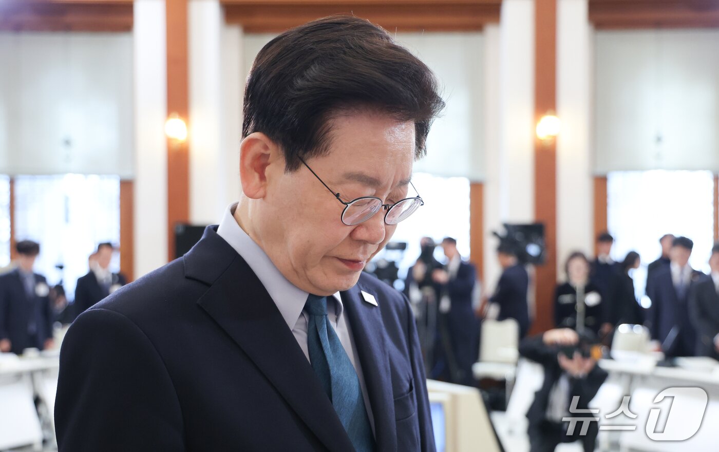 본문 이미지 - 이재명 대통령이 28일 청와대에서 열린 국민생명안전위원회 제2차 전체회의에서 묵념을 하고 있다. 2026.10.28 ⓒ 뉴스1 이재명 기자