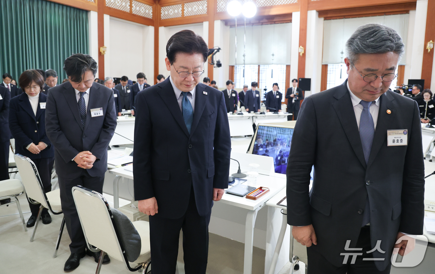 (서울=뉴스1) 이재명 기자 = 이재명 대통령이 28일 청와대에서 열린 국민생명안전위원회 제2차 전체회의에서 묵념을 하고 있다. 2026.10.28/뉴스1