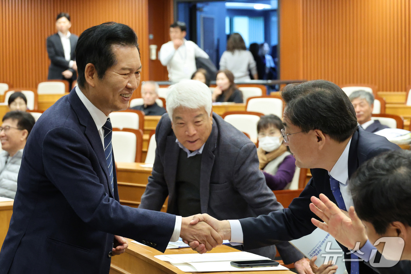 (서울=뉴스1) 신웅수 기자 = 정청래 더불어민주당 의원과 신장식 조국혁신당 대표가 28일 서울 여의도 국회 박물관에서 열린 건대항쟁 40주년 기념 국가폭력 진상규명과 명예회복을 …