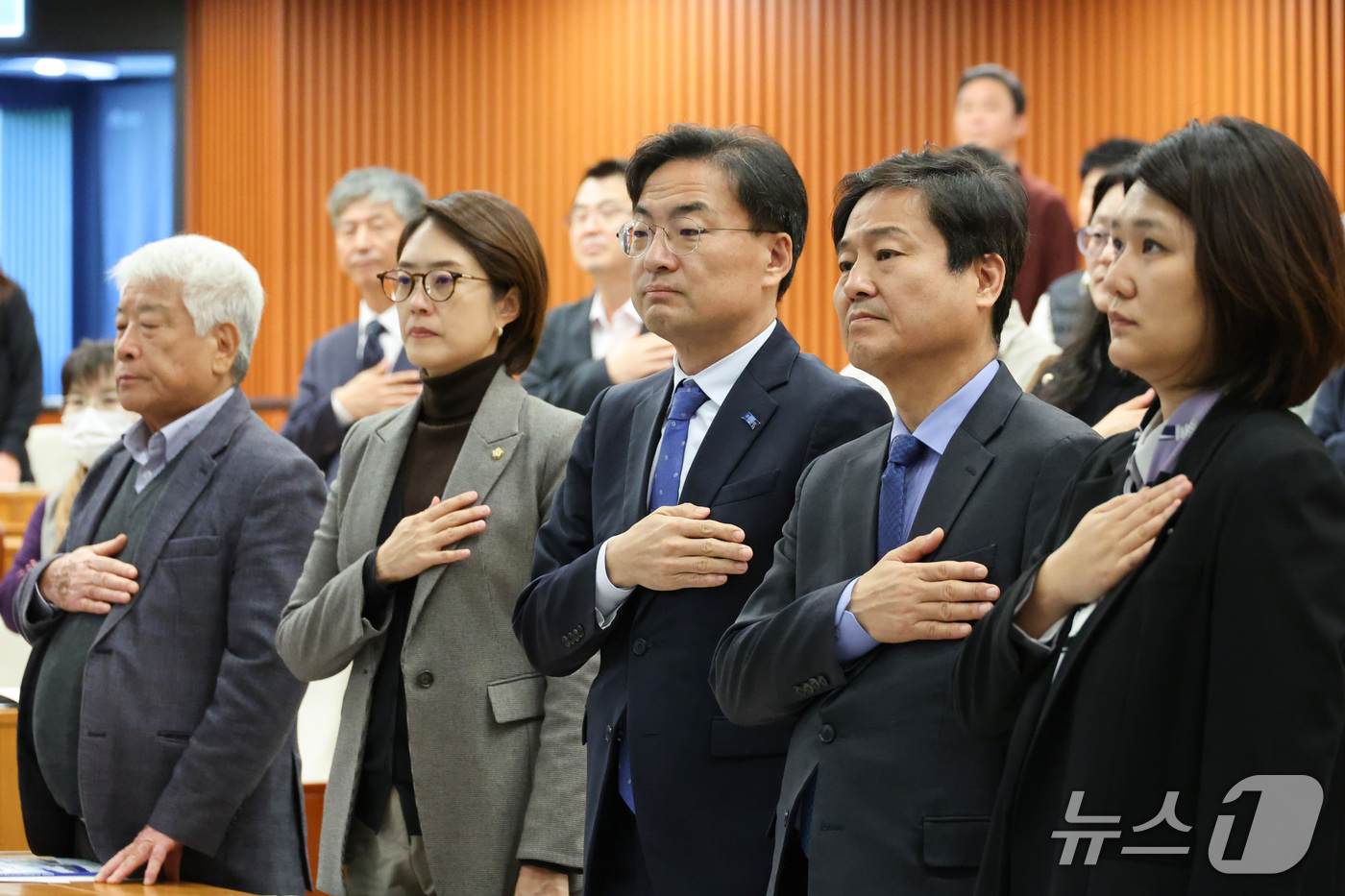 (서울=뉴스1) 신웅수 기자 = 신장식 조국혁신당 대표와 김영배·고민정 더불어민주당 의원 등이 28일 서울 여의도 국회 박물관에서 열린 건대항쟁 40주년 기념 국가폭력 진상규명과 …