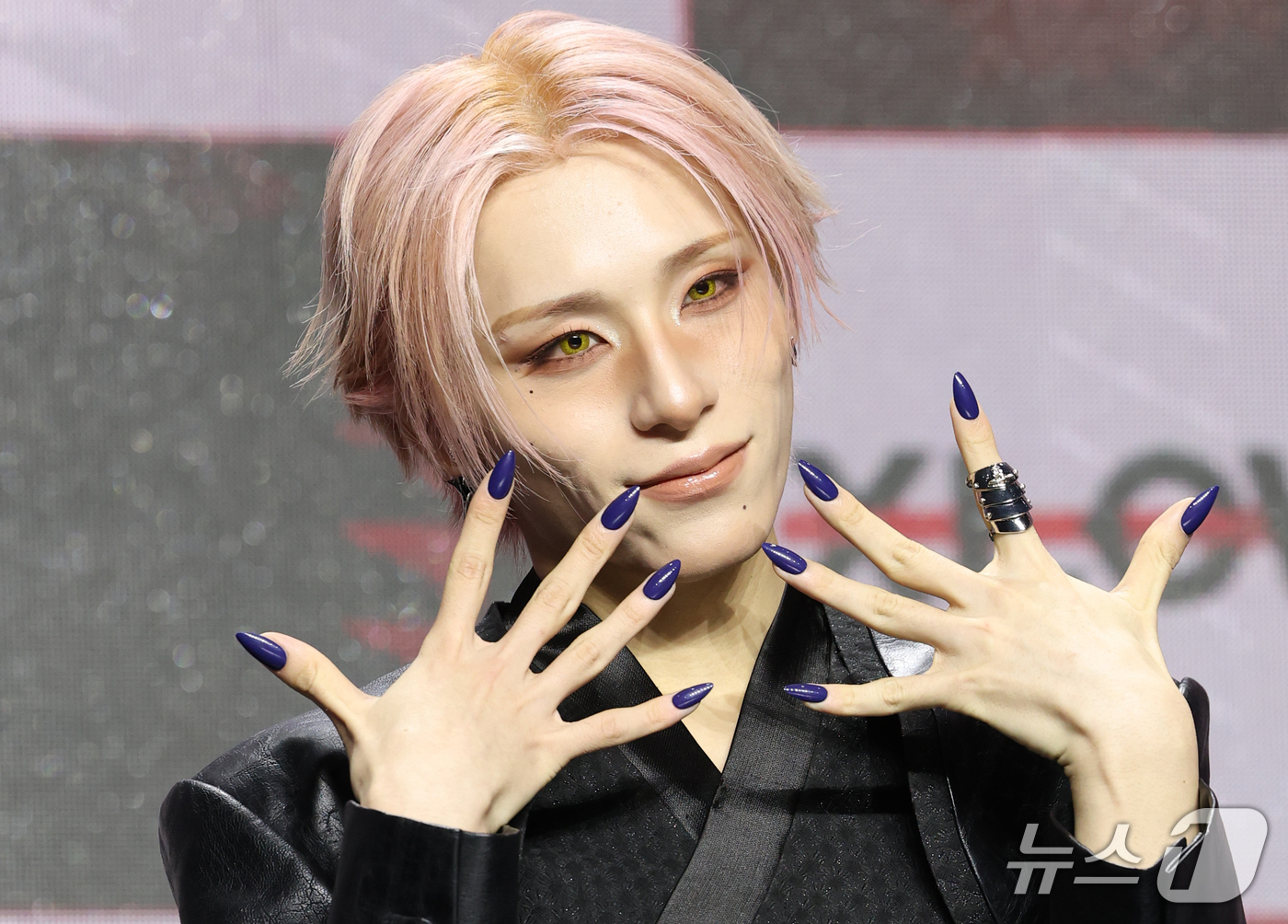 (서울=뉴스1) 권현진 기자 = 그룹 엑스러브(XLOV)의 하루가 28일 서울 마포구 큐브컨벤션센터에서 열린 미니 3집 'i=!'(아이 이퀄스 아이) 쇼케이스에서 포즈를 취하고 있 …