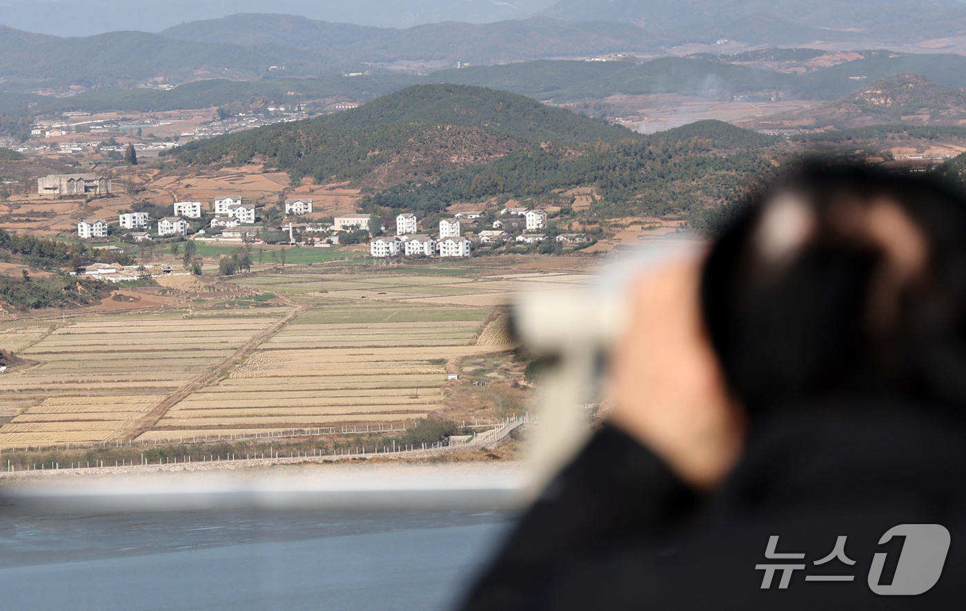 (김포=뉴스1) 이종수 기자 = 남북관계 긴장이 고조되고 있는 28일 경기 김포시 애기봉 전망대에서 한 시민이 북한 황해도 개풍군 접경지역 마을을 살펴보고 있다. 2026.10.2 …