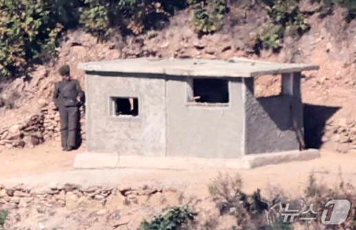 (김포=뉴스1) 이종수 기자 = 남북관계 긴장이 고조되고 있는 28일 경기 김포시 애기봉 전망대에서 바라본 북한 황해도 개풍군 접경지역에 설치된 초소에서 북한군이 근무를 서고 있다 …