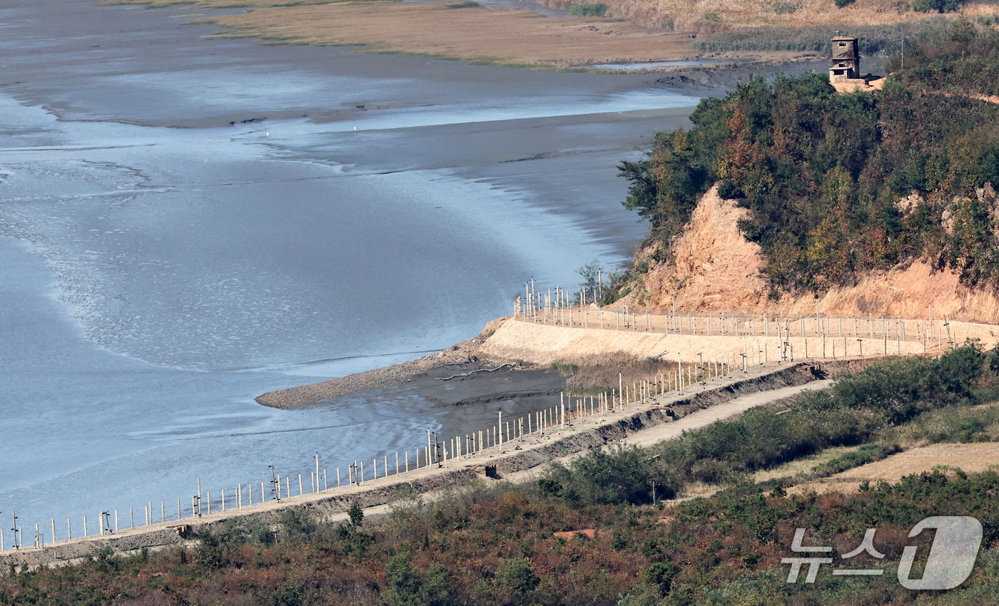 (김포=뉴스1) 이종수 기자 = 남북관계 긴장이 고조되고 있는 28일 경기 김포시 애기봉 전망대에서 바라본 북한 황해도 개풍군 해안가 접경지역에 철책이 설치되어 있다. 2026.1 …